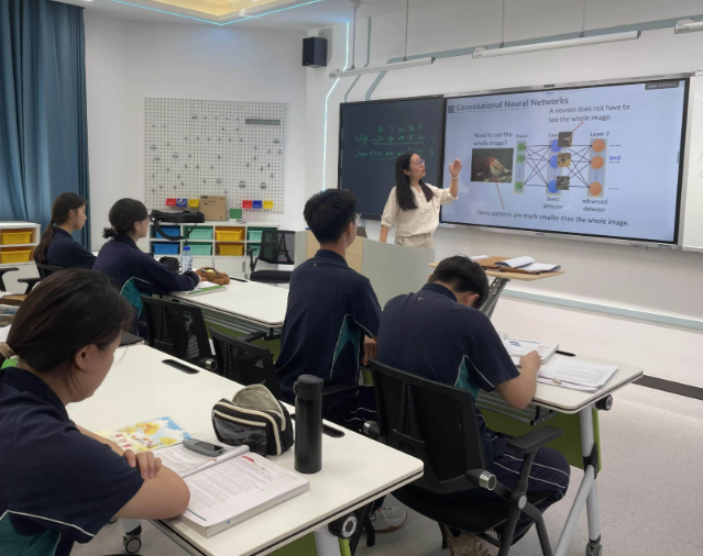 师生与智能技能协同创生构成师—机—生三元协同的讲堂新形状